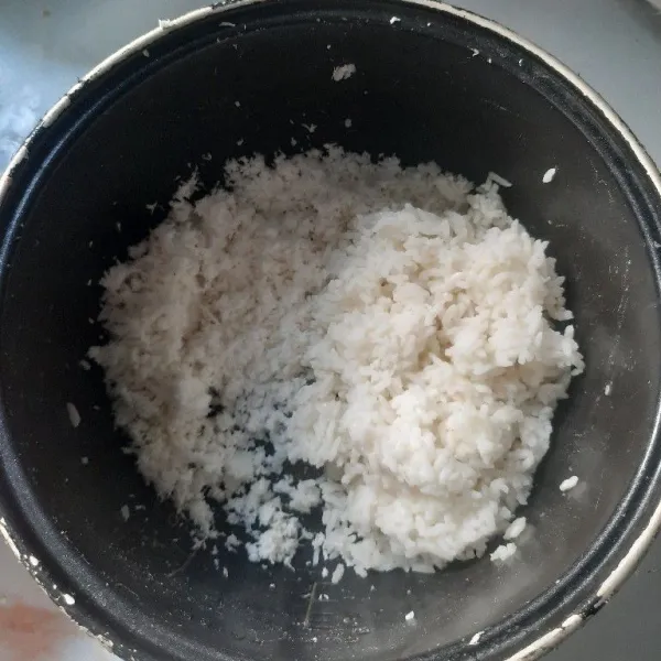 Siapkan nasi di dalam wadah magic com.