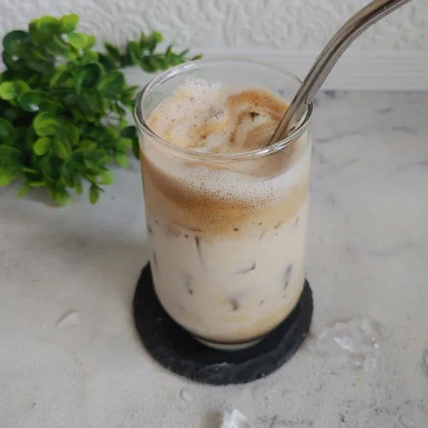 Tuang susu evaporasi, aduk terlebih dahulu sebelum disajikan.