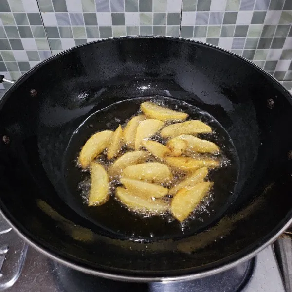 Goreng kentang yang sudah dipotong-potong hingga matang lalu tiriskan.