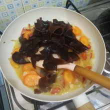 Masukkan jamur kuping, garam, kaldu jamur, gula & lada, masak sampai matang.