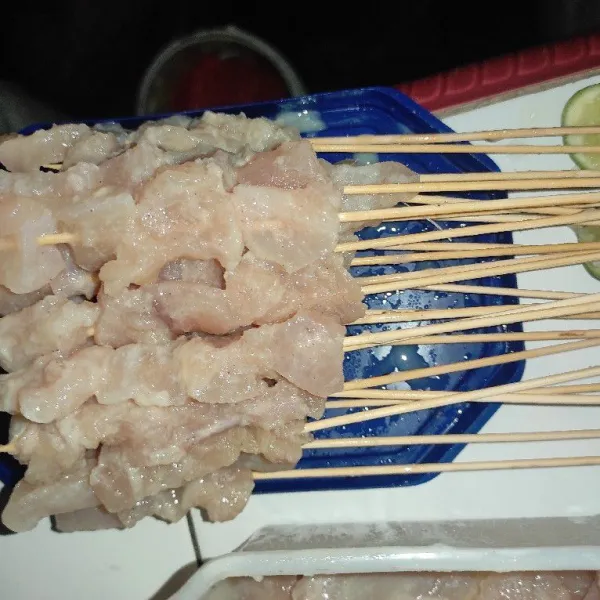 Tusuk ayam menggunakan lidi tusuk sate.