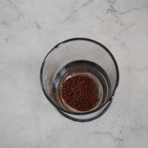 Masukkan satu sachet kopi instan ke dalam gelas.