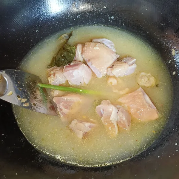 Tuang air dan masak sampai ayam matang dan kuahnya mengental.