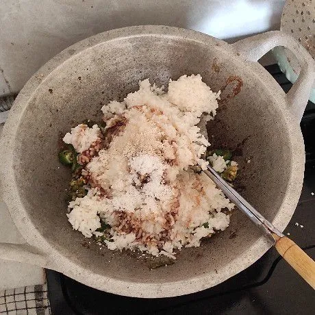 Masukan nasi, bumbui saos tiram, lada, kaldu bubuk dan garam, masak aduk rata jangan lupa tes rasa.