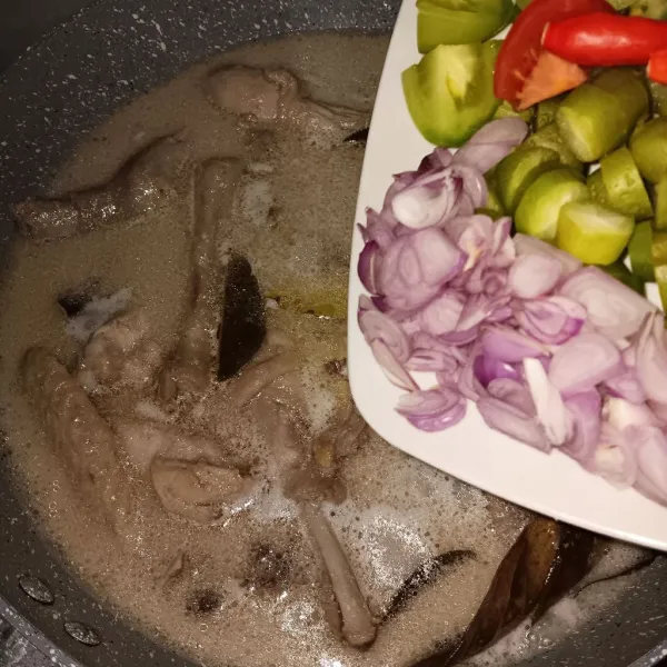 Tuang santan. Masukkan bahan tersisa. Masak sampai ayam empuk.