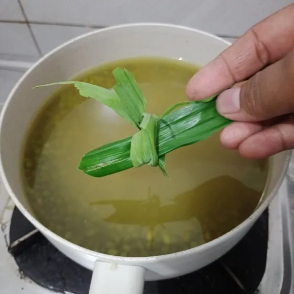 Rebus kembali kacang, lalu masukan daun pandan.