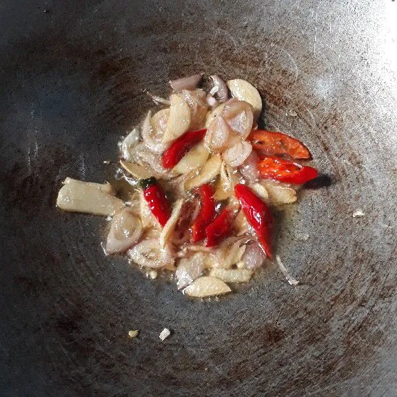 Masukan cabe merah yang sudah di iris.