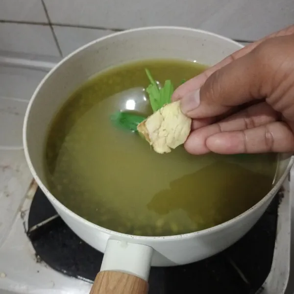 Masukan juga jahe ke dalam rebusan kacang ijo.