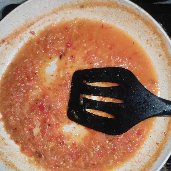 Haluskan lalu masak hingga matang, tambahkan garam, gula, dan penyedap rasa.