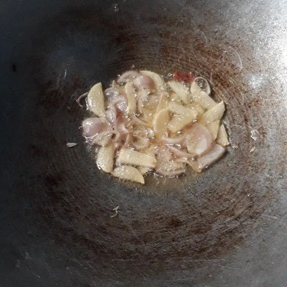 Selanjutnya tumis bawang dalam minyak panas sampai layu dan harum.