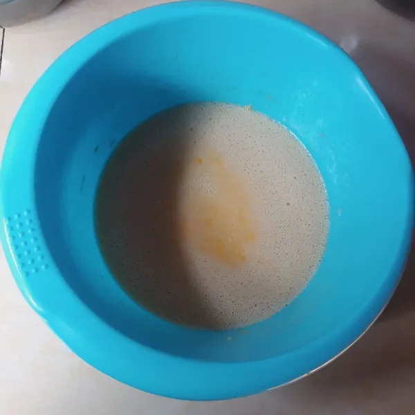 Masukkan biang dan margarin, aduk rata.