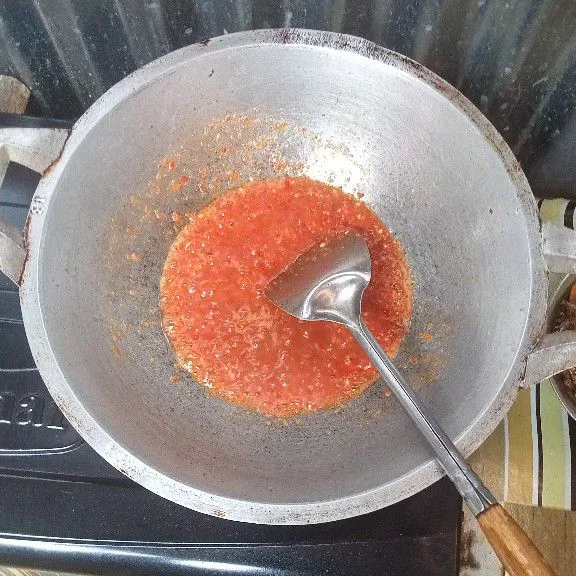 Goreng bumbu yg sudah dihaluskan tadi, sampai air tomat habis.
