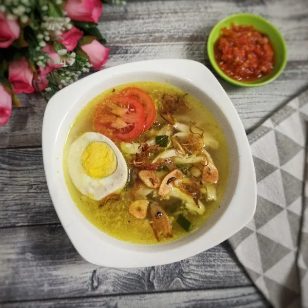 Tuang kuah soto dan sajikan dengan bahan pelengkap lainnya.