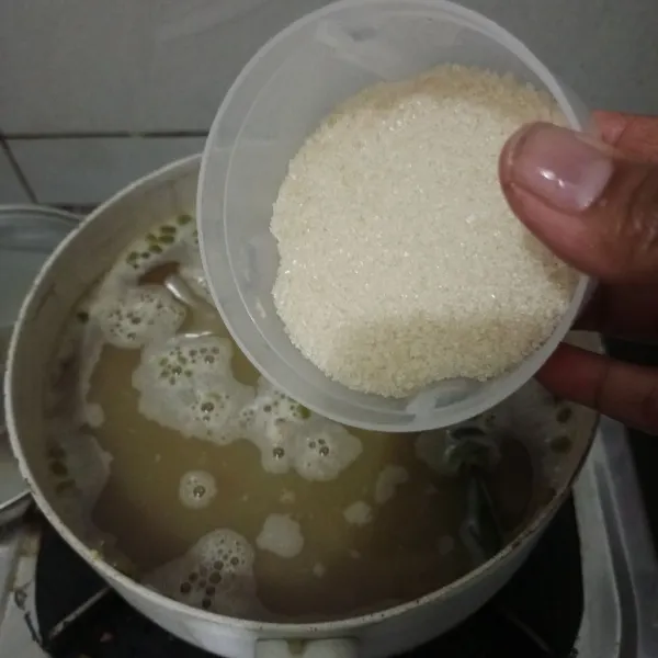 Masukan gula putih dan gula merah.