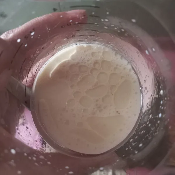 Campurkan susu dengan ragi, gula pasir, dan minyak, aduk hingga berbuih.