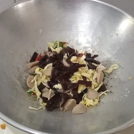 Masukan jamur, bunga sedap malam dan bakso aduk rata masak sampai bumbu menyerap.