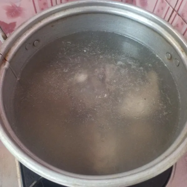 Rebus air hingga mendidih setelah mendidih masukkan ayam yang sudah dibersihkan rebus dengan api kecil hingga matang.