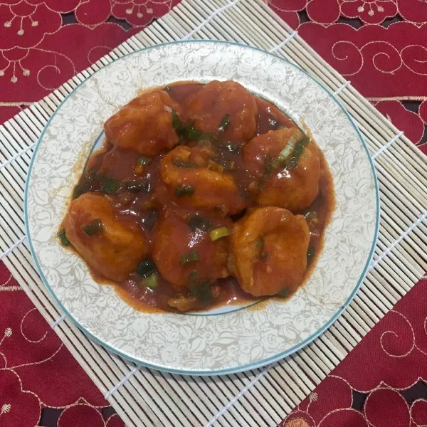 Tofu tepung saus pedas siap disajikan.