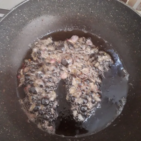 Panaskan minyak, masukkan bawang merah, goreng sampai coklat keemasan.