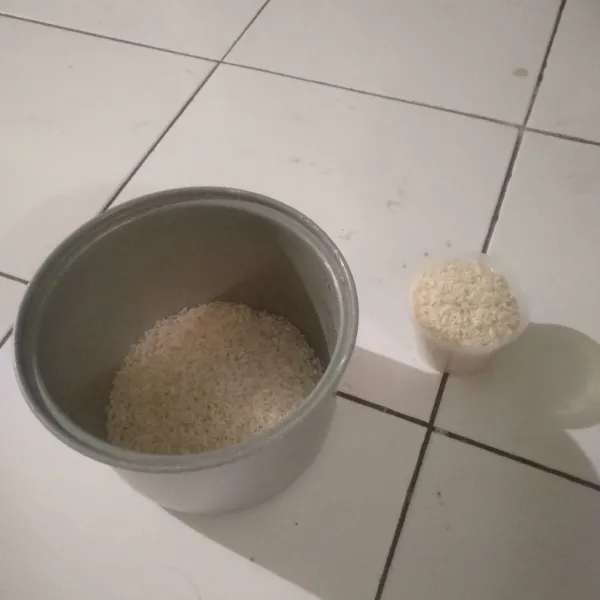 Takar beras 2 cup lalu cuci hingga bersih.