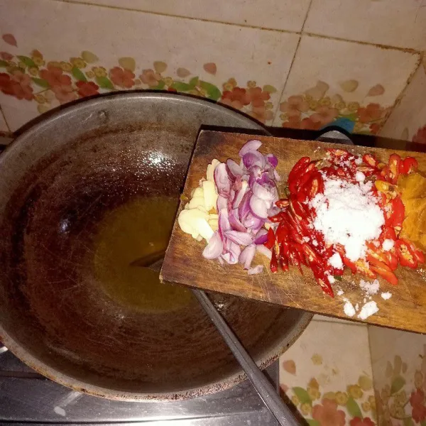 Siapkan minyak panas pada wajan, tumis bumbu yang sudah di iris tipis dan masukan garam, gula merah yang sudah di sisir.