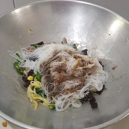 Masukan soun beri saus tiram dan kecap manis, aduk rata masak sampai matang.