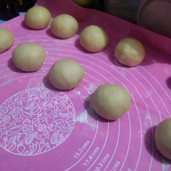 Setelah 1 jam, kempiskan dan timbang 45 gr per butir. Bulatkan dan alasi bawahnya dengan tepung supaya tidak lengket. Biarkan resting 15 menit.