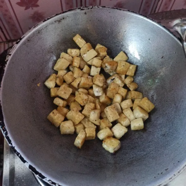 Potong-potong tempe gembus kemudian goreng hingga matang, setelah matang angkat dan tiriskan.