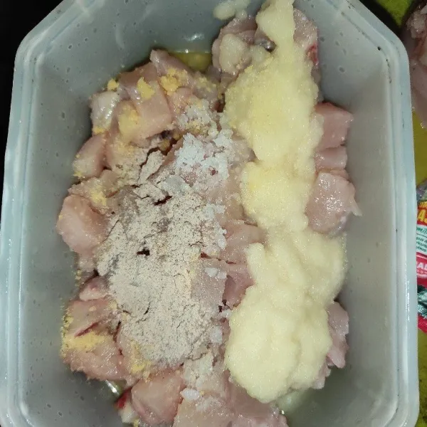 Potong dadu dada ayam, lalu marinasi dengan bawang putih, lada, garam dan penyedap selama 1 jam.