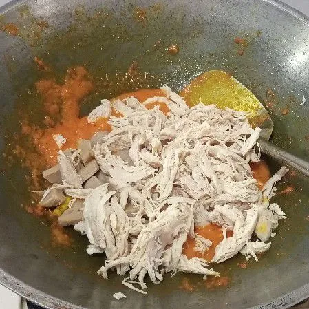 Masukan ayam suwir dan bakso, aduk rata masak sampai bumbu menyerap jangan lupa icip rasa.