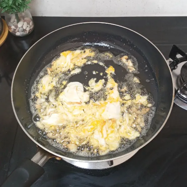 Masukkan telur, masak orak arik.
