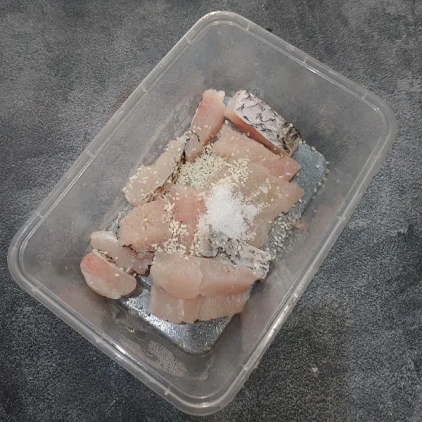 Potong kecil-kecil daging ikan gurame. Baluri dengan garam, lada bubuk, dan kaldu jamur.