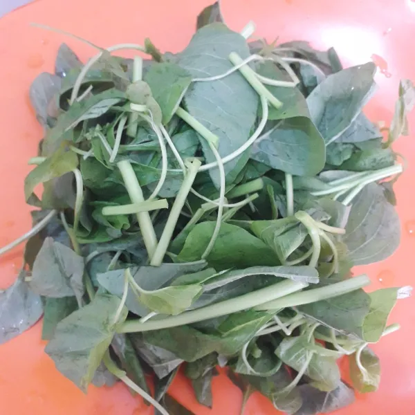 Potong-potong sayur bayam lalu cuci bersih.