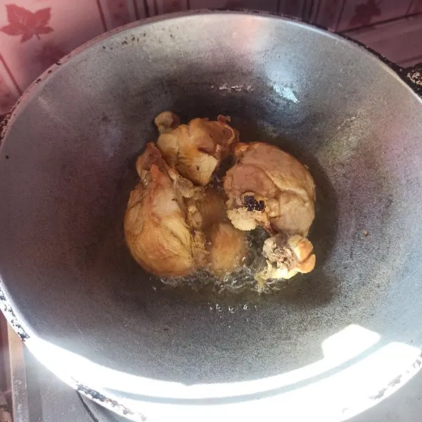 Selanjutnya tiriskan ayam kemudian goreng hingga matang, setelah matang angkat dan.