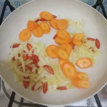Masukkan wortel, masak sampe setengah layu.