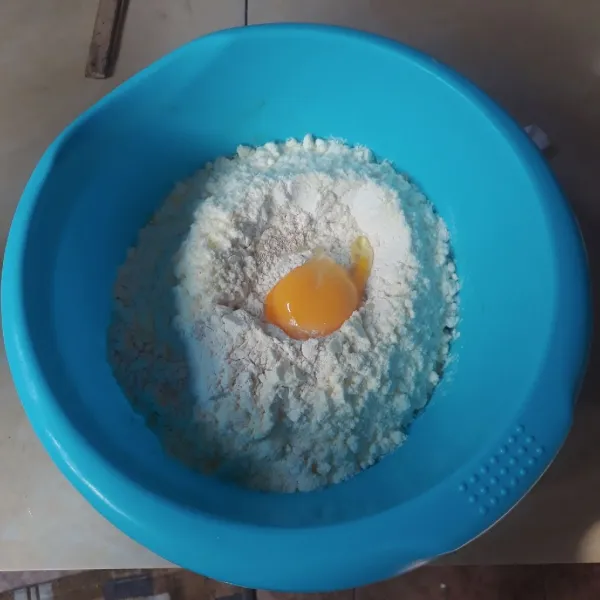 Campurkan tape, terigu, gula, ragi, susu dan kuning telur, aduk rata.