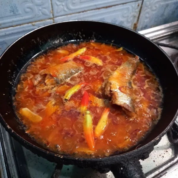 Masukkan sarden, tambahkan cabe rawit, garam, penyedap rasa dan secukupnya air.