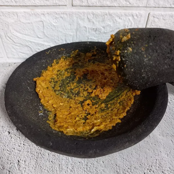 Haluskan bawang putih, garam, ketumbar, penyedap, dan kunyit.