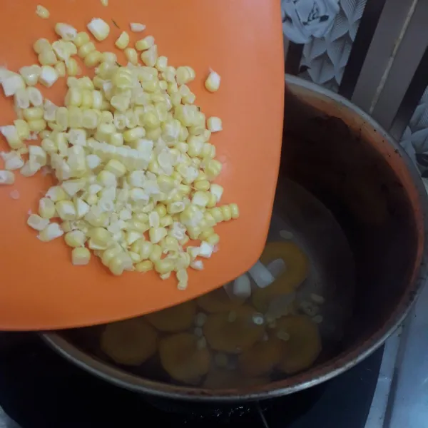 Masukkan wortel dan jagung manis, rebus sampai sayuran empuk.