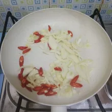 Tumis bawang bombay, bawang putih & cabe merah sampe harum.