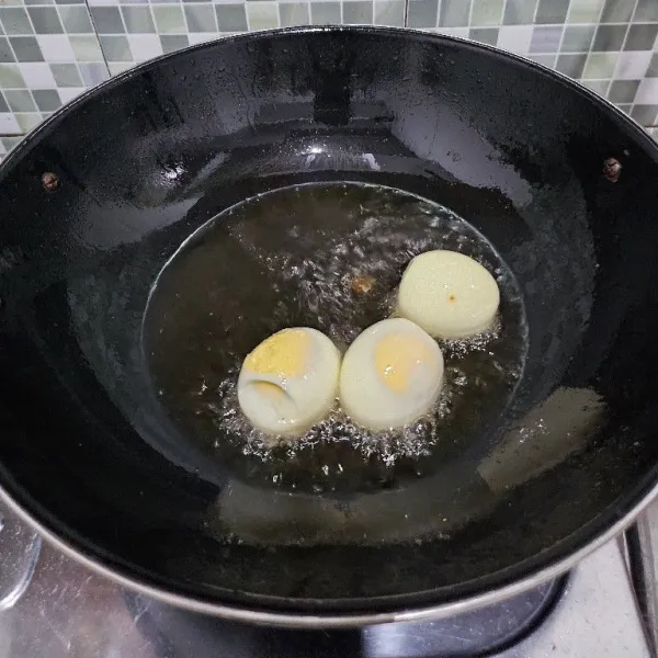 Goreng juga telur hingga berkulit lalu tiriskan.