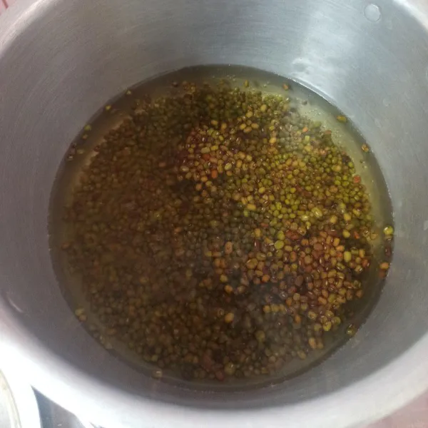 Rebus air hingga mendidih, setelah mendidih masukkan kacang hijau rebus sampai empuk.