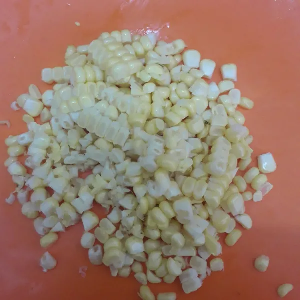 Kupas jagung kemudian pipil menggunakan pisau.