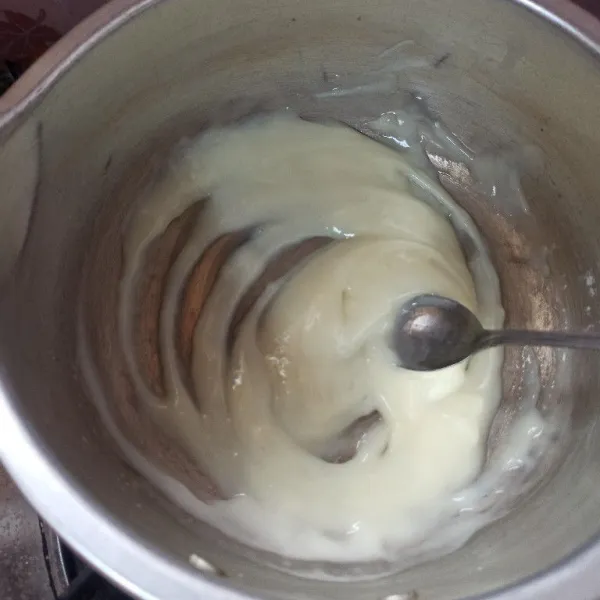 Campur semua bahan vla masak hingga mengental.