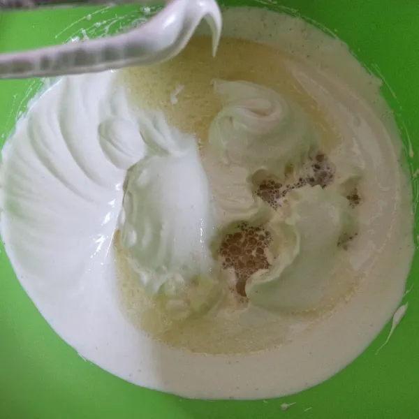 Selanjutnya turunkan kecepatan mixer ke speed rendah masukkan susu cair dan minyak goreng, mixer sebentar asal rata.