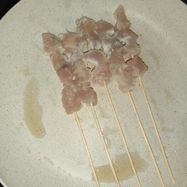 Beri teflon margarin, bakar sate hingga matang.