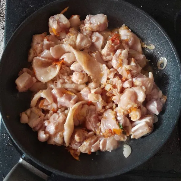 Masukkan ayam, masak hingga ayam berubah warna sambil diaduk.