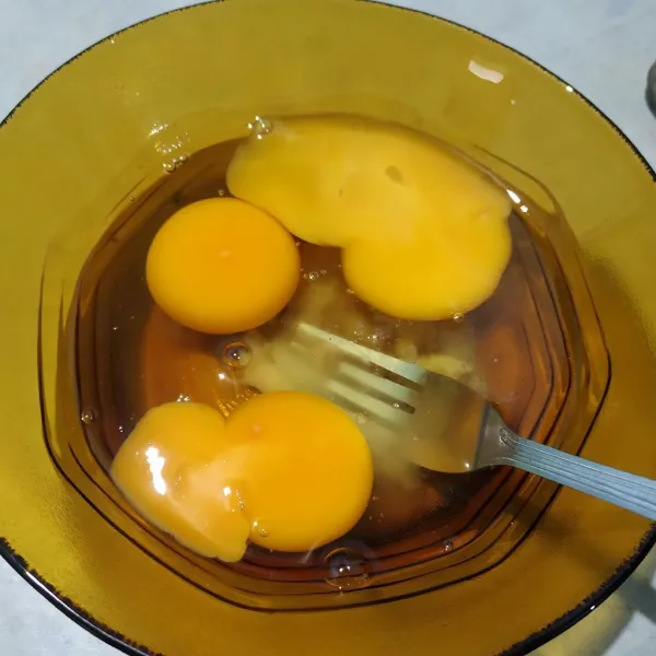 Kocok telur, garam, penyedap rasa dan lada bubuk.