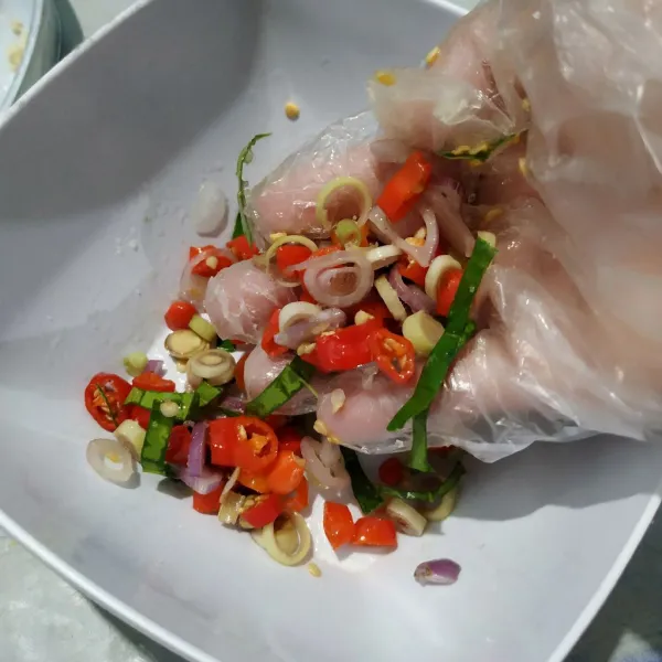 Tambahkan minyak goreng panas lalu aduk.