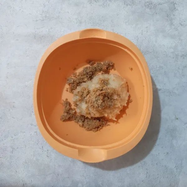 Tuang adonan biang ke dalam wadah. Lalu masukkan bahan A, aduk rata.